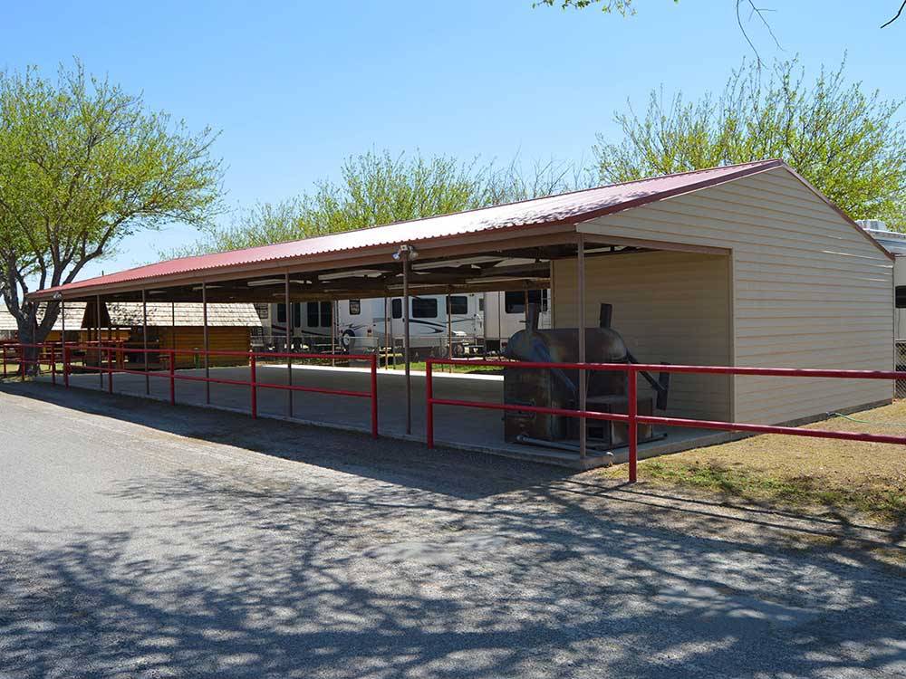 Motorhome in campsite with picnic table at MIDLAND/ODESSA RV PARK