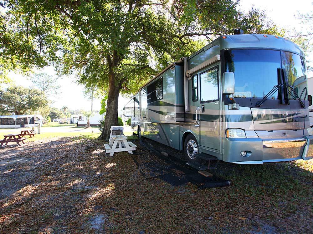 RVs camping at ENCORE SHERWOOD FOREST