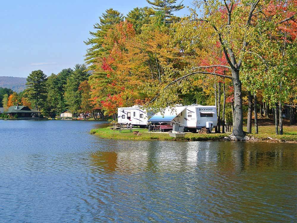 Trailers camping on the water at ALPINE LAKE RV RESORT