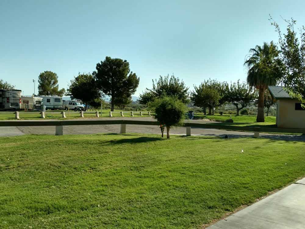 A green area near a building at DESTINY RV RESORTS-MCINTYRE