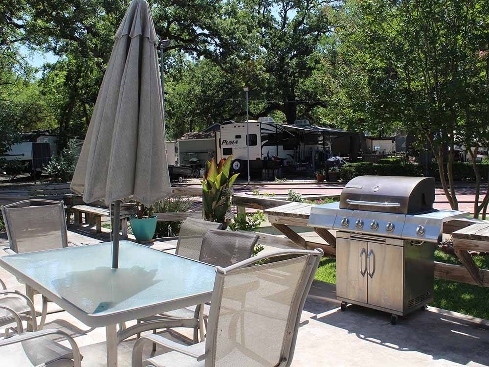 A patio table and barbeque at TAKE-IT-EASY RV RESORT