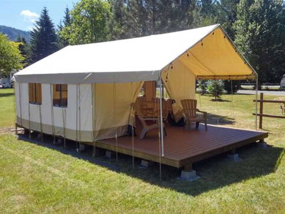 The front porch of the glamping tent at REDWOOD MEADOWS RV RESORT