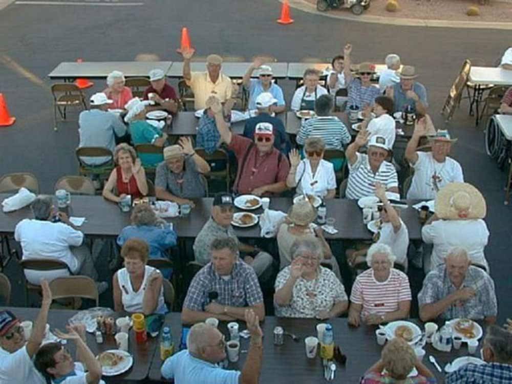 Outdoor dining at WEAVER'S NEEDLE RV RESORT