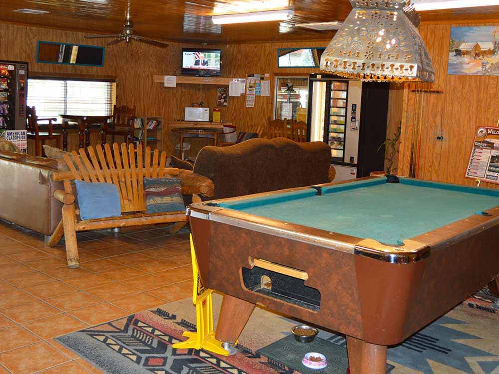 The pool table and recreation room at MINGO RV PARK