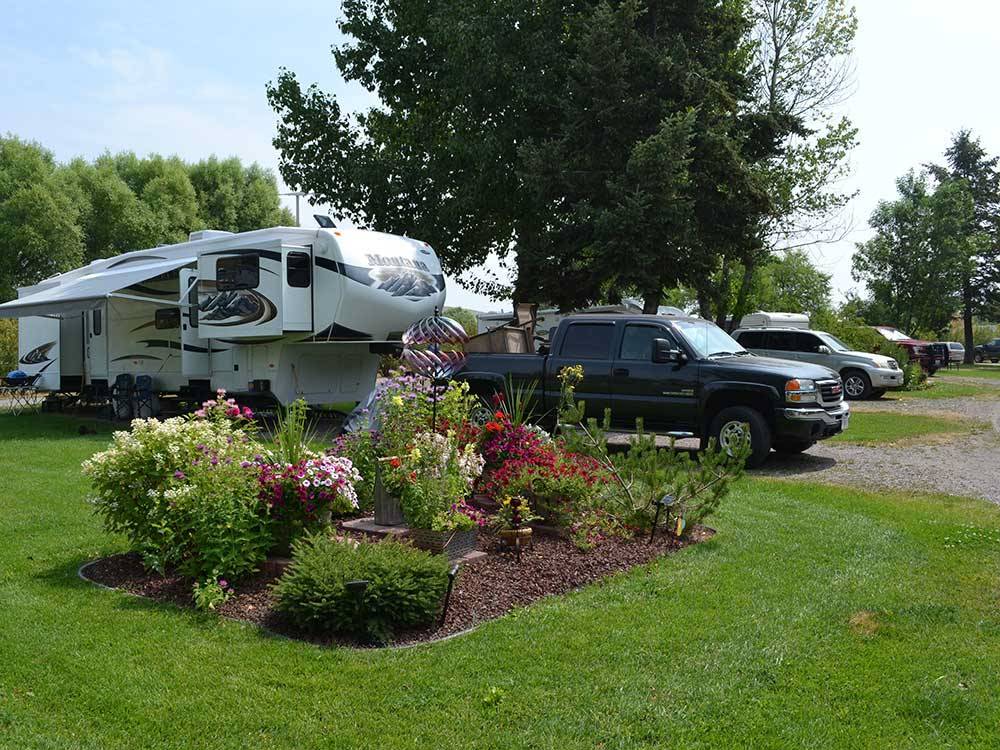 A truck and fifth wheel trailer in an RV site at JIM & MARY'S RV PARK