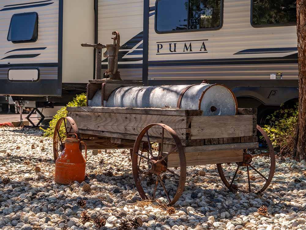 A wagon with water fountain at SHAMROCK RV PARK