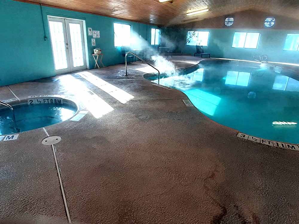 An indoor swimming pool and hot tub at LITTLE VINEYARD RV RESORT