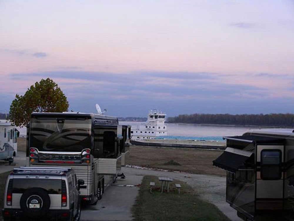 RVs camping on the water at TOM SAWYER'S RV PARK