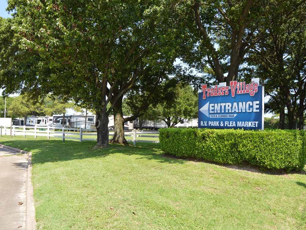 The front entrance sign at TRADERS VILLAGE RV PARK