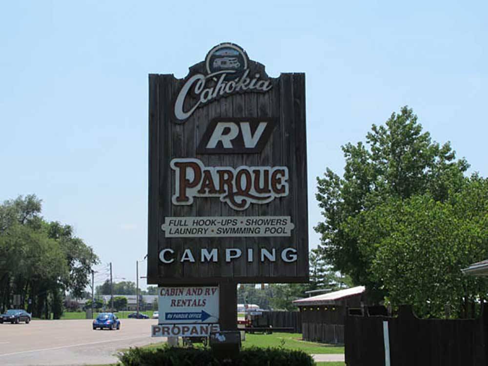 Large wooden sign at entrance of grounds at CAHOKIA RV PARQUE