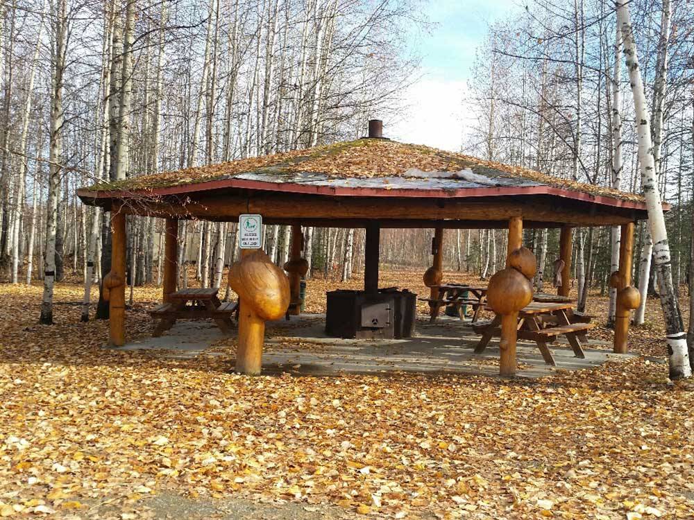 The wooden pavilion with picnic benches at THREE BEARS TRAPPER CREEK INN & RV PARK