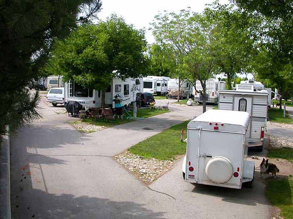 Trailers camping at MOUNTAIN VIEW RV PARK