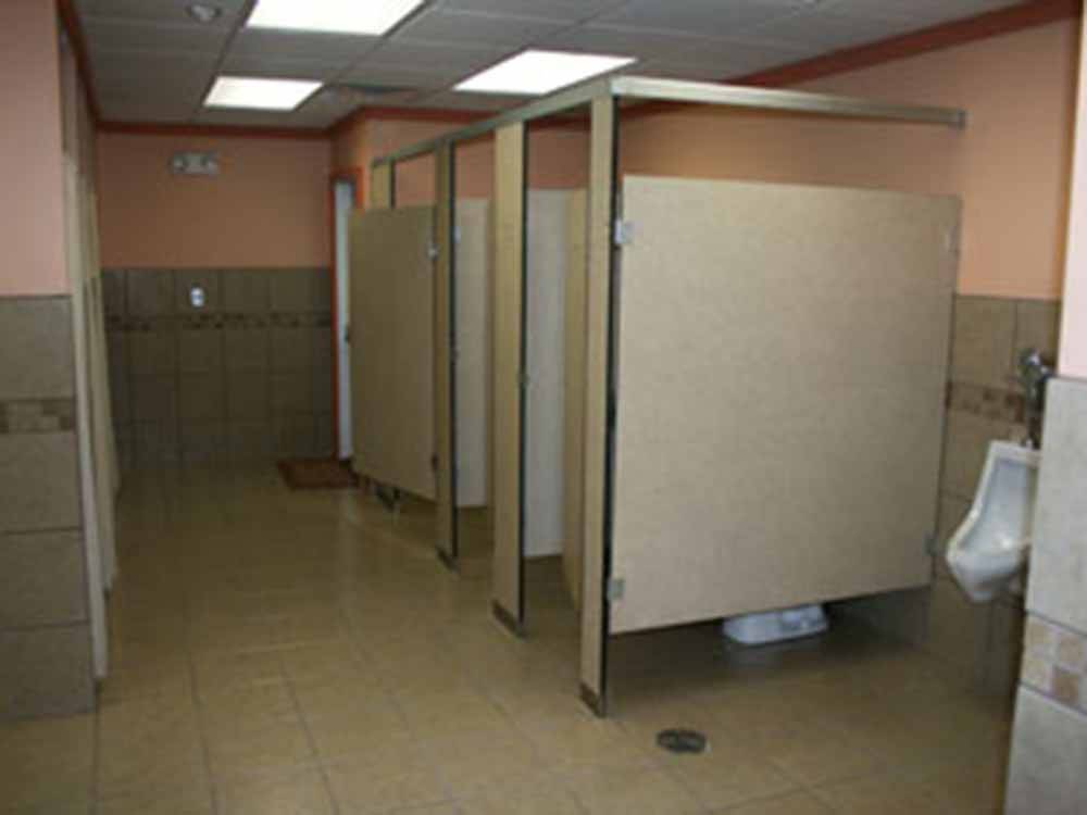 The clean bathroom stalls at LEHMAN'S LAKESIDE RV RESORT