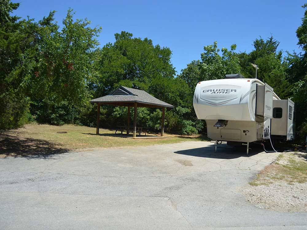 Picnic table and trailer at LOYD PARK CAMPING CABINS & LODGE