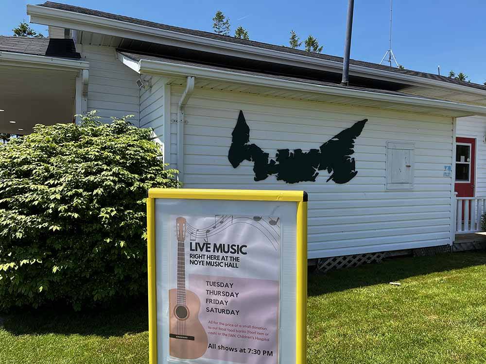 A sign displaying the time and day for live music at BORDEN/SUMMERSIDE KOA