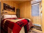 The bedroom of the rental cabin at CAMPING COLIBRI - thumbnail
