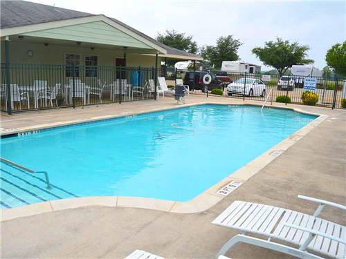 The pool and clubhouse area at NEW LIFE RV PARK