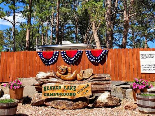 A carving of a beaver on a log at BEAVER LAKE CAMPGROUND