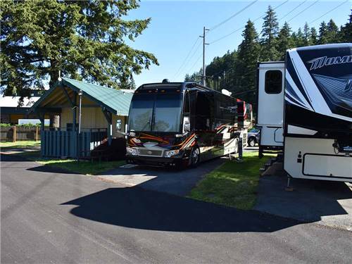 A couple of paved pull thru RV sites at ISSAQUAH VILLAGE RV PARK
