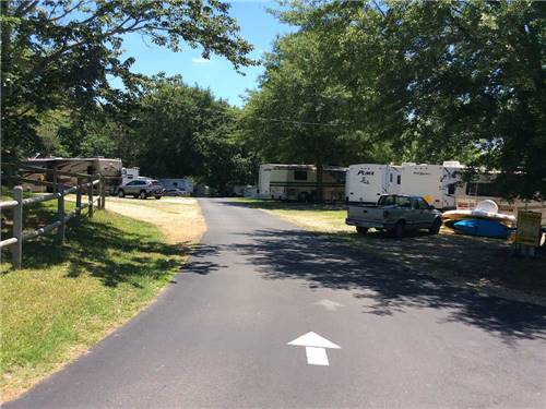 Road leading into campground at L & D RV PARK