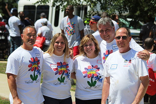 group photo volunteers at fun fest