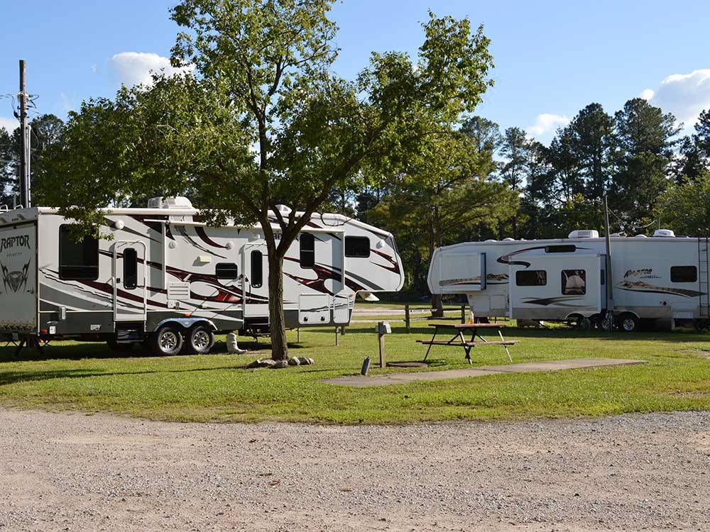 Travel trailers parked in grassy sites at KAMPER'S LODGE
