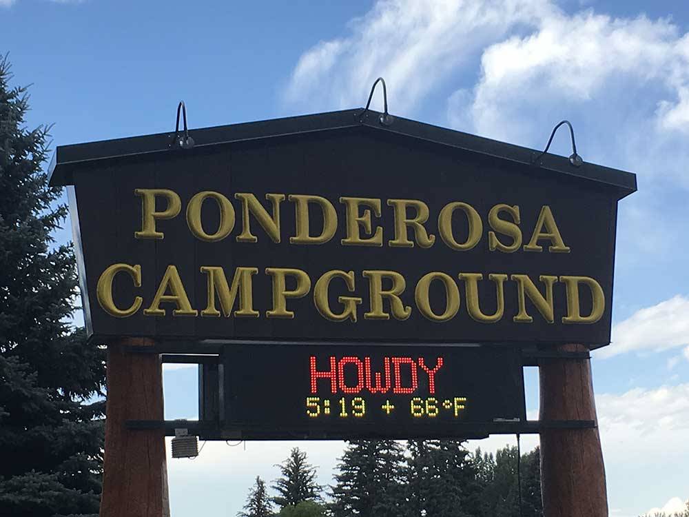 Howdy sign at the entrance at PONDEROSA CAMPGROUND