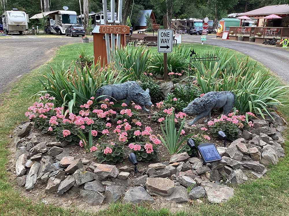 A flower planter with two statues at WOLF LODGE CAMPGROUND
