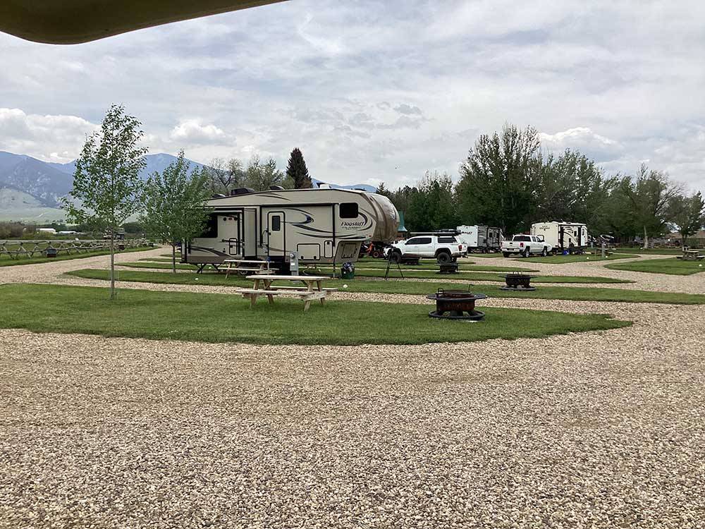 A fire pit and picnic table at RUBY VALLEY CAMPGROUND & RV PARK