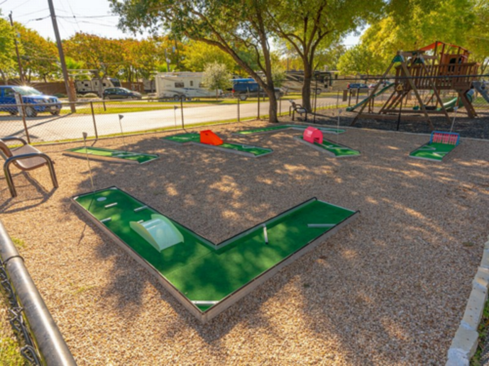 Mini golf at Traveler's World RV Community