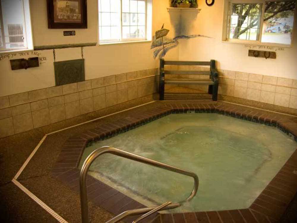 The indoor hot tub area at MT VIEW RV ON THE OREGON TRAIL