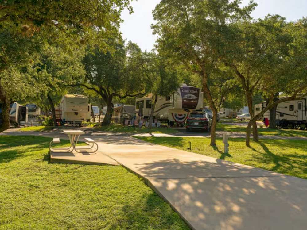 Pull thru site Sun Retreats San Antonio West