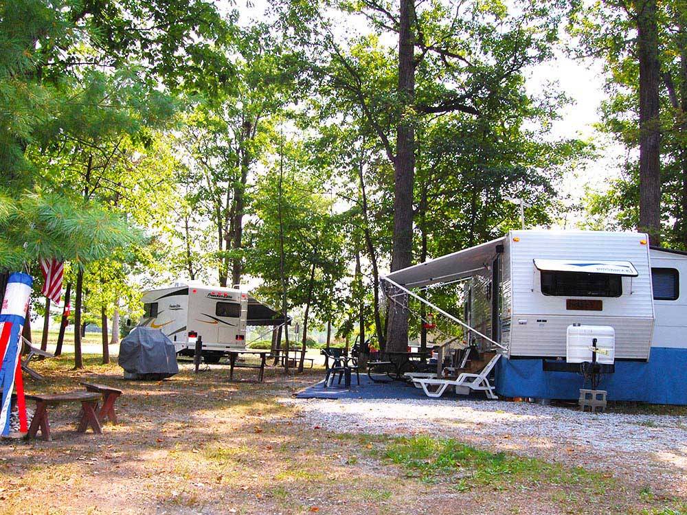 Trailers and RVs camping at SAINT CLAIR THOUSAND TRAILS