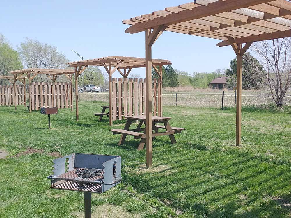 Picnic tables and bbq pits at KEARNEY RV PARK & CAMPGROUND