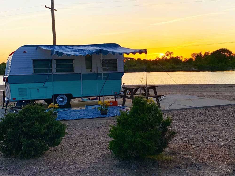 A trailer parked by the water at KEARNEY RV PARK & CAMPGROUND