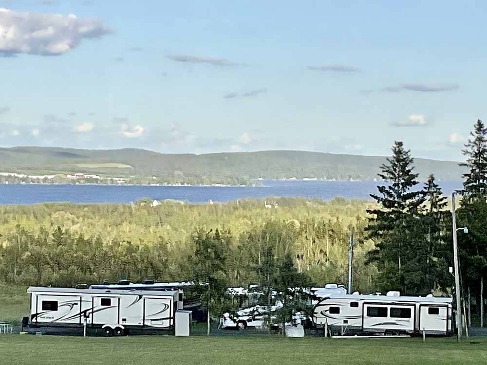 RV sites overlooking the lake at LAKEVIEW CAMPING RESORT