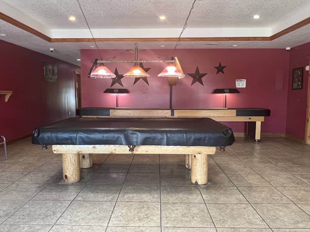 Game room w/billiards
