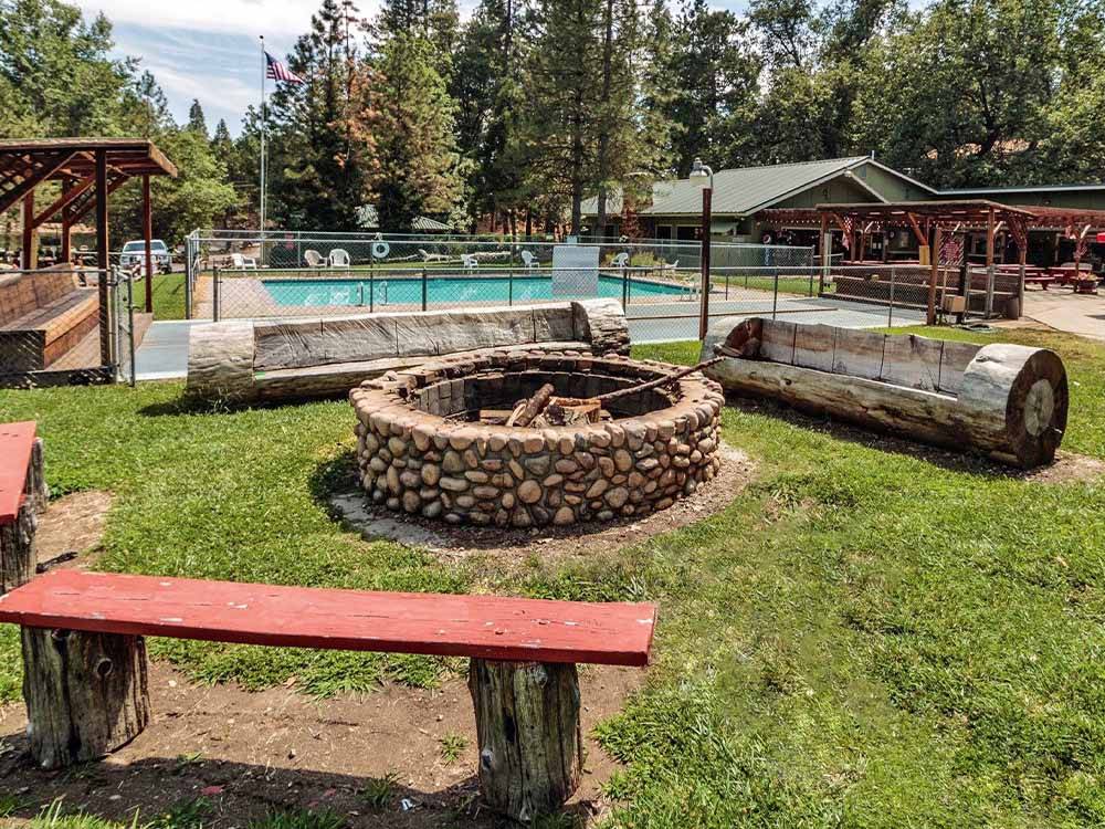 A fire pit next to the swimming pool at OUTDOORSY YOSEMITE