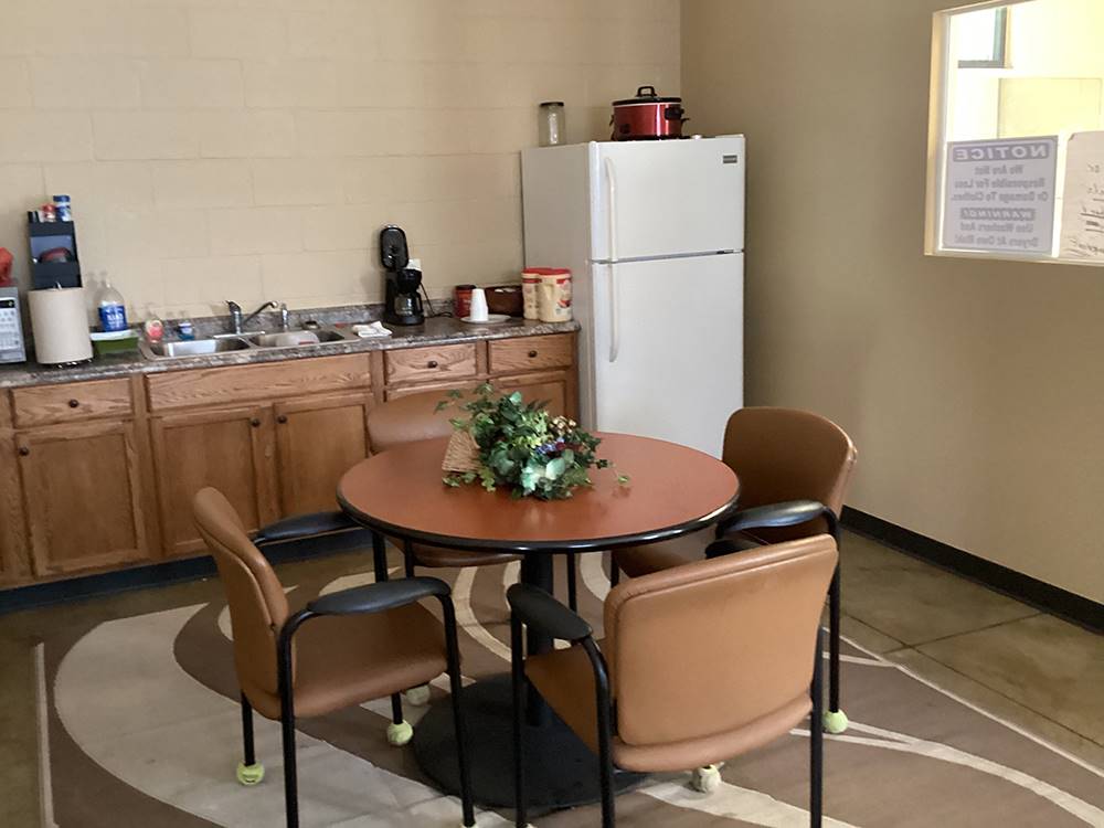 Kitchenette with table and chairs at Camping World-Campground of Oxford