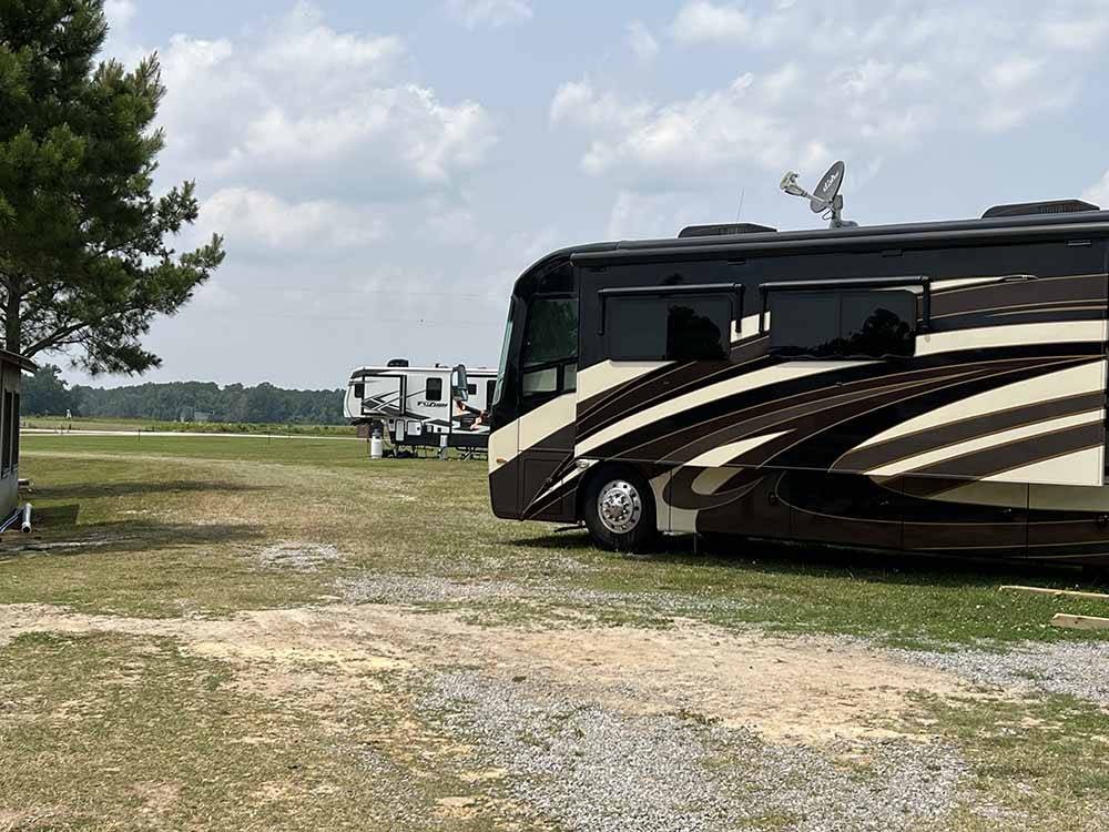 A motorhome parked in a grassy site at FARM COUNTRY CAMPGROUND