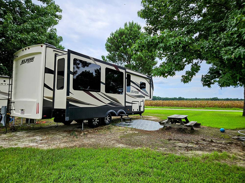 Another 5th wheel parked at Farm Country Campground