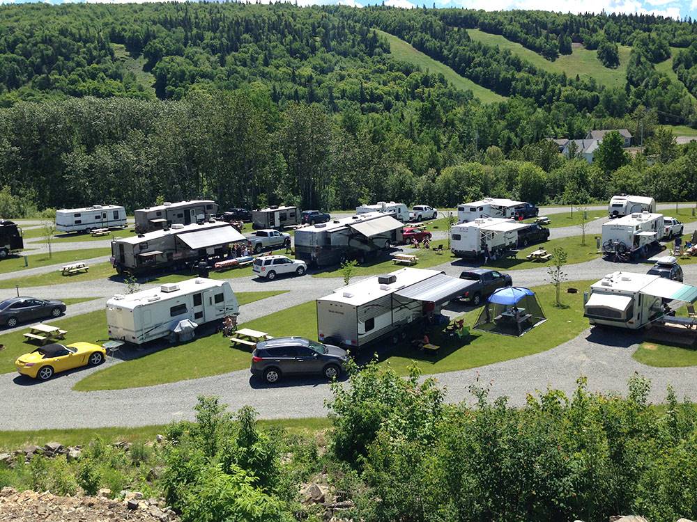 RVs and cars in sites at Bas-St-Laurent Campground