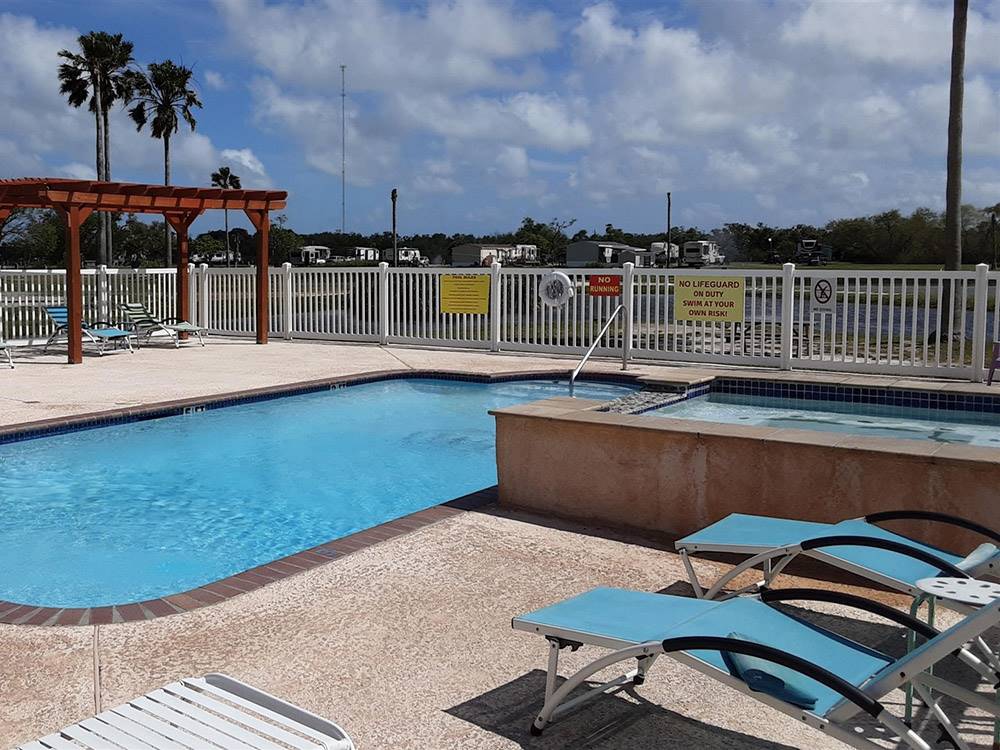 The swimming pool and hot tub at ROCKPORT RV RESORT BY RJOURNEY