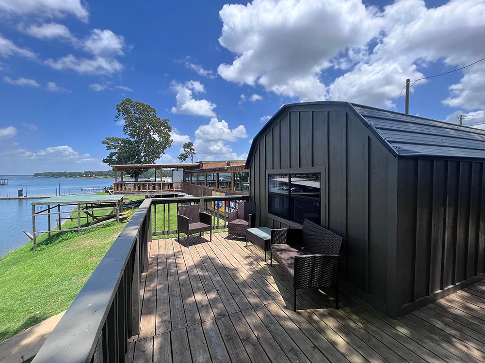 Restaurant and cabins by the lake