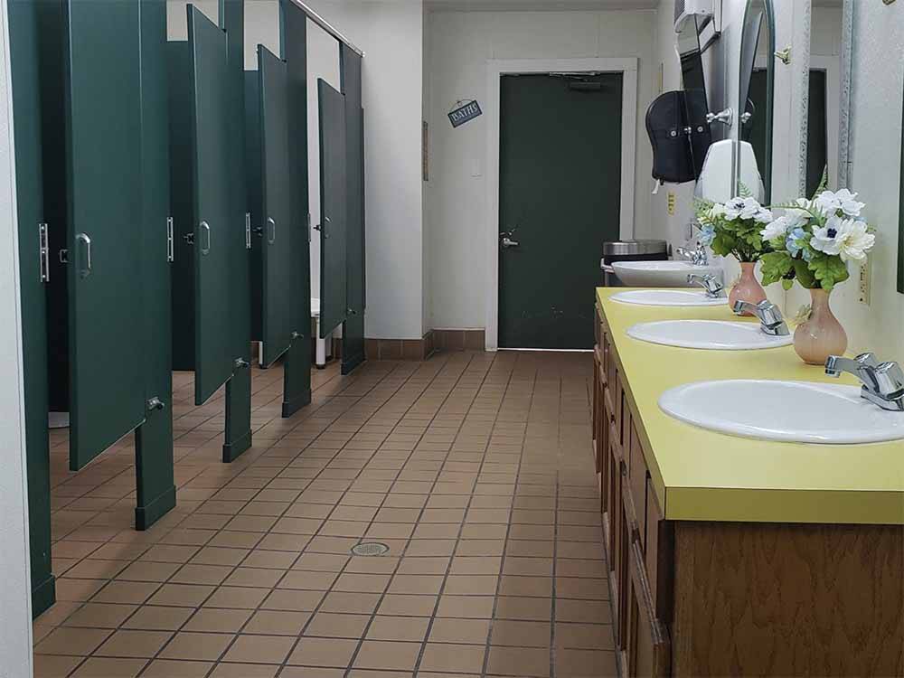 The clean bathrooms with flowers at SHREVEPORT/BOSSIER KOA JOURNEY