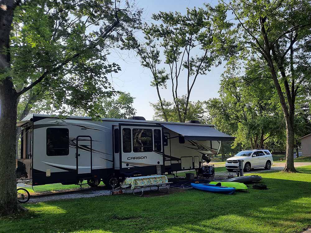 A fifth wheel trailer in an RV site at CERALAND PARK & CAMPGROUND