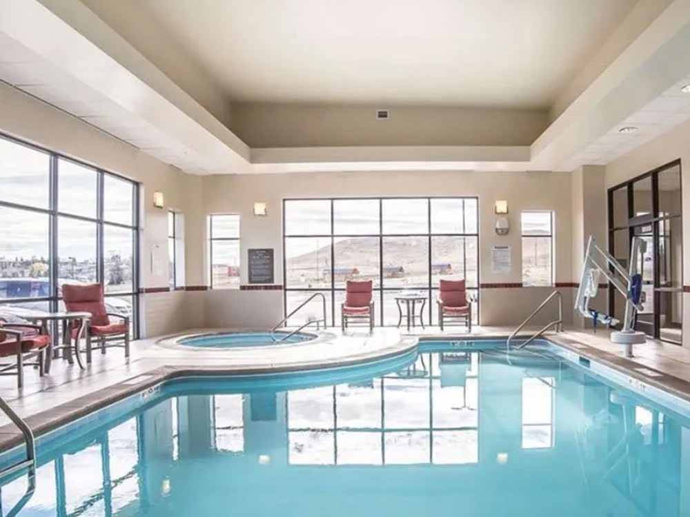The indoor swimming pool and hot tub at SHELBY RV PARK AND RESORT