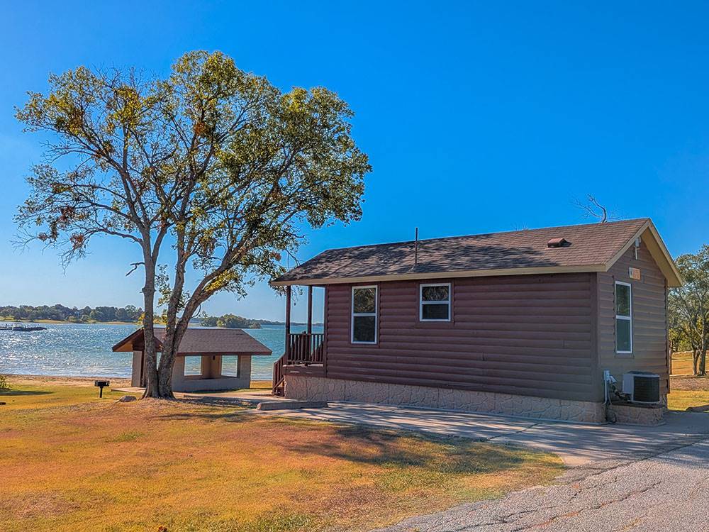 A rental cabin with a lake view at Hidden Cove Park