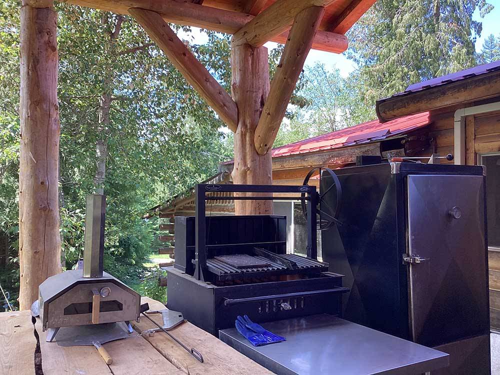 The BBQ area with a pizza oven at THE HEMLOCKS RV AND LODGING
