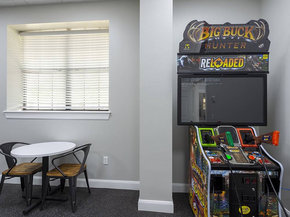 An arcade game and table at JETSTREAM RV RESORT - TROPICAL TRAILS